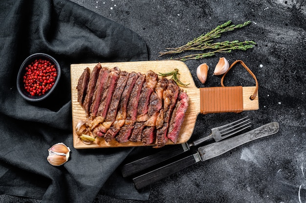 Gegrilde rib eye, ribeye steak op een snijplank, medium rood. gemarmerd vlees. bovenaanzicht