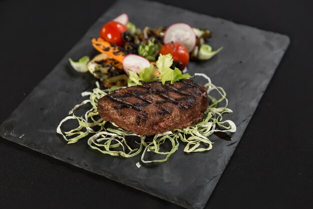 Gegrilde ribeye beef steak kruiden en specerijen Bovenaanzicht met kopieerruimte voor uw tekst