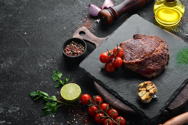 Gegrilde Ribeye Steak op de oude achtergrond Bovenaanzicht vrije ruimte voor uw tekst Rustieke stijl