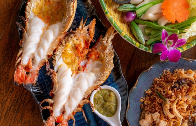 Gegrilde riviergarnaal in een luxe Thais restaurant Zeevruchten in Thailand Gegrilde riviergarnaal