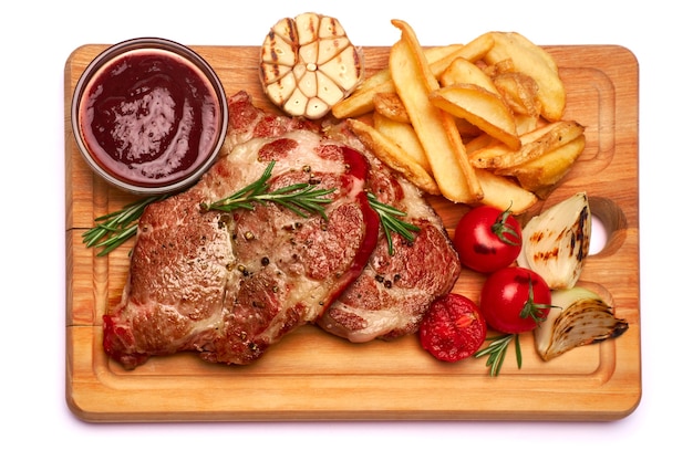 Gegrilde rosbief steaks aardappel en saus op houten snijplank