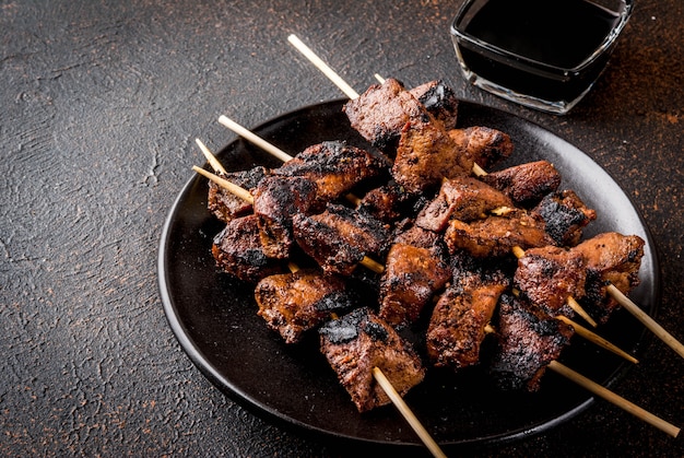 Gegrilde runderlever op spiesjes, met teriyaki of sojasaus, yakitori