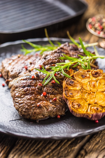 Gegrilde rundvlees Rib Eye steak met knoflook rozemarijn zout en kruiden.