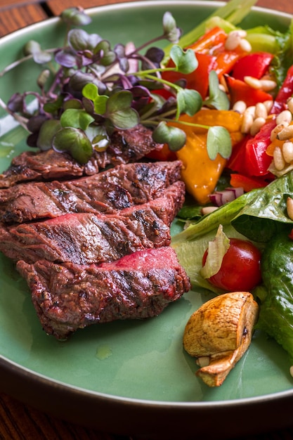 gegrilde rundvlees steak met groenten op bord