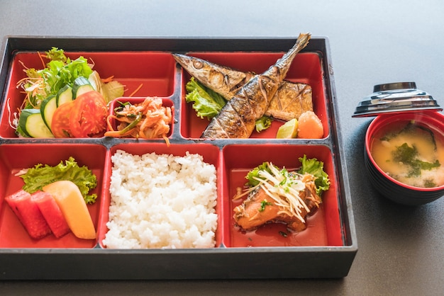 Foto gegrilde saba bento