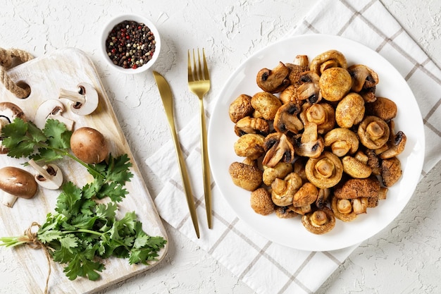 Gegrilde sappige champignons op een bord bovenaanzicht