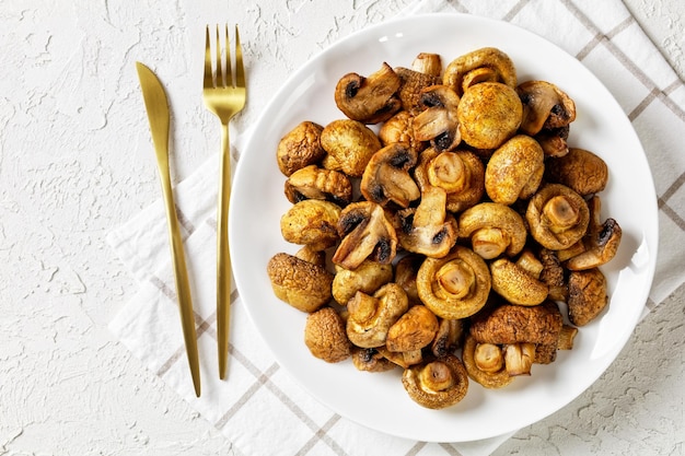 Gegrilde sappige champignons op een bord bovenaanzicht