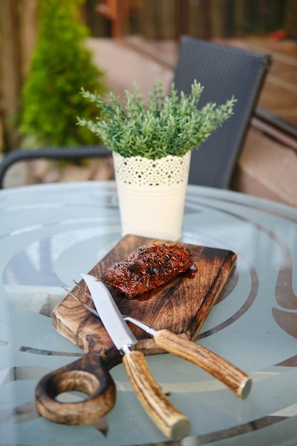 Gegrilde sappige en pittige eendenbiefstuk op terras