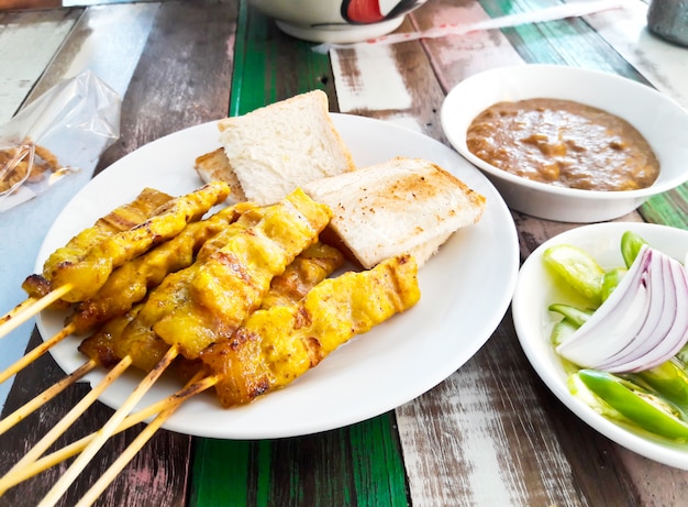 Gegrilde saté van varkensvlees met pindasaus en toast, Thais eten