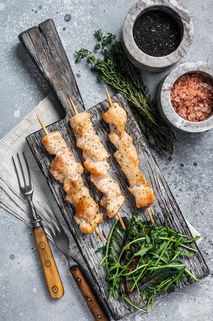 Gegrilde Shish Kebab Met Kippenvlees Gevogelte Spiesjes Met Salade Grijze Achtergrond Bovenaanzicht