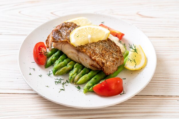 gegrilde snapper fish steak met vagetable