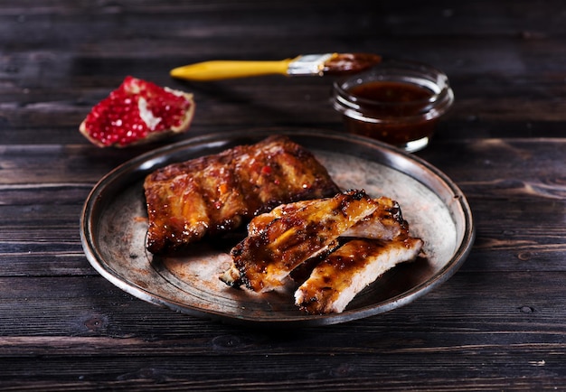 Â gegrilde spareribs op het bord en pittige marinade