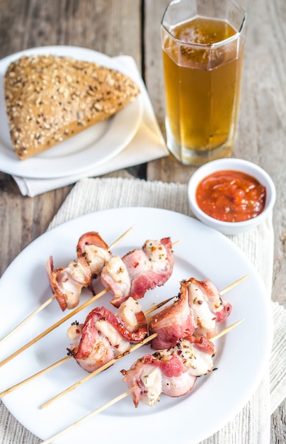 Foto gegrilde spekreepjes met kippenvlees