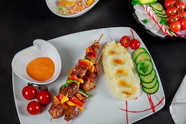 Gegrilde spiesjes en aardappelpuree