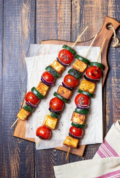 Foto gegrilde spiesjes met halloumi kaas courgette tomaten en uien kebab gezond eten vegetarisch eten