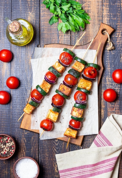 Gegrilde spiesjes met halloumi kaas courgette tomaten en uien Kebab Gezond eten Vegetarisch eten