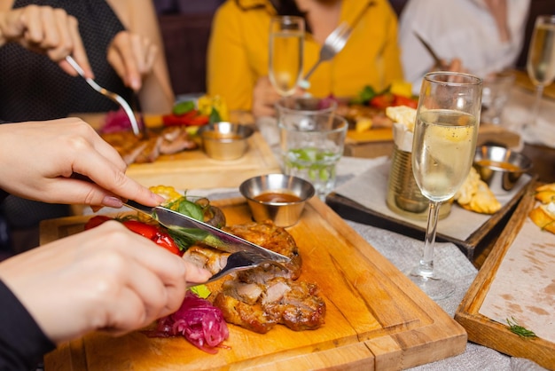 Gegrilde steak lendenstuk en pepersaus op snijplank op donkere houten achtergrond