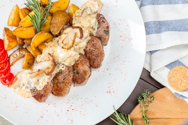 Gegrilde steak met aardappelpartjes