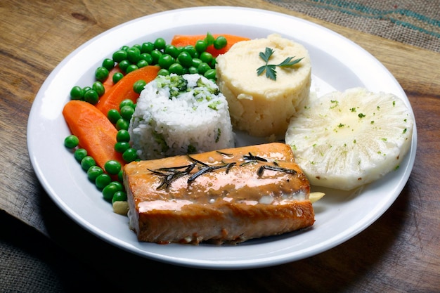 Gegrilde steak met aardappelrijst en groenten