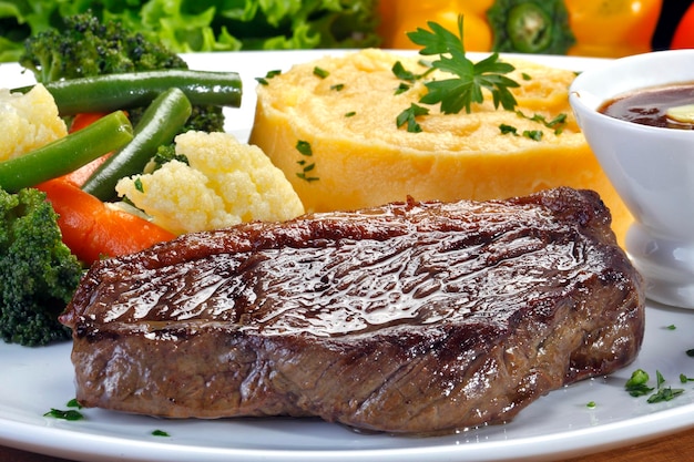 Gegrilde steak met aardappelrijst en groenten