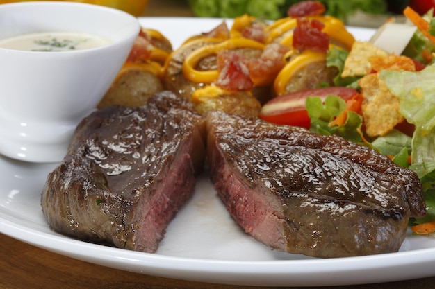 Gegrilde steak met aardappelrijst en groenten