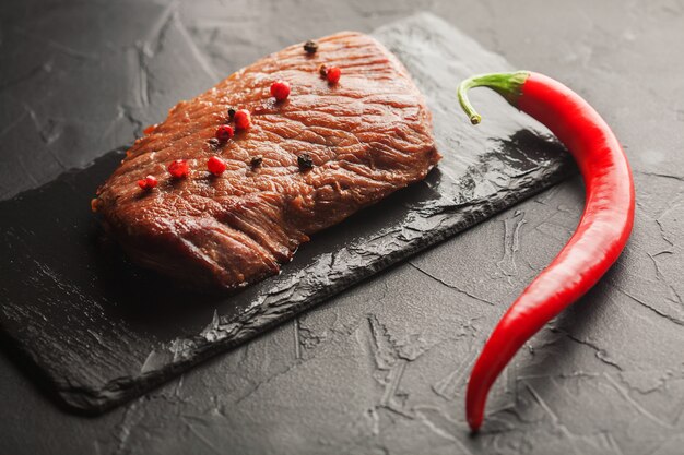 Gegrilde steak met chili op de zwarte steen