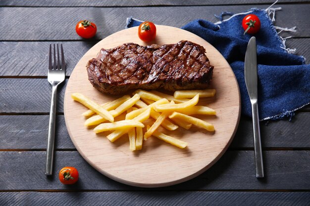 Gegrilde steak met frietjes en cherrytomaatjes close-up