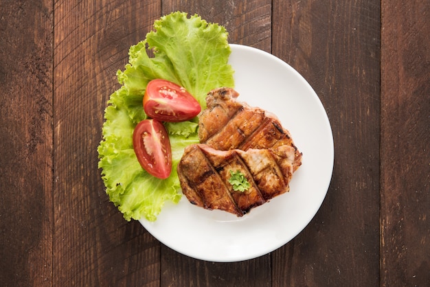 Gegrilde steak met groenten op een schotel.