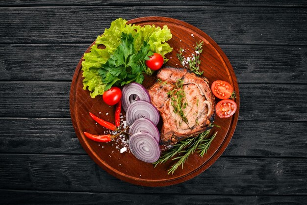 Gegrilde Steak Met Groenten Varkensvlees Kalfsvlees Op een houten ondergrond Bovenaanzicht Vrije ruimte voor tekst