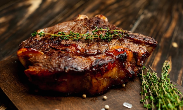 gegrilde steak met kruiden op hout! heerlijk diner