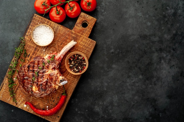 gegrilde steak met kruiden, tijm op een stenen achtergrond. met kopie ruimte voor uw tekst