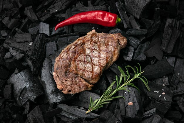 gegrilde steak op een achtergrond van zwarte houtskool