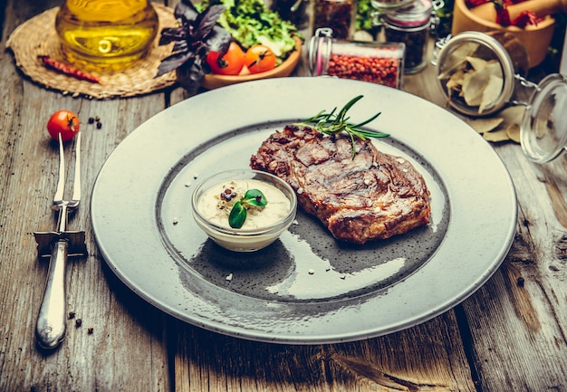 Gegrilde steaks, biefstuk op een bord