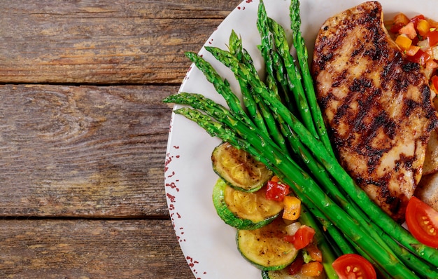 Gegrilde steaks, chips en asperges