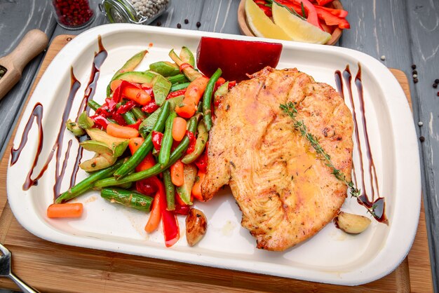 Gegrilde steaks, gebakken aardappelen en groenten