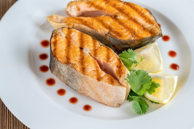 Gegrilde steaks van Arctic char met partjes citroen