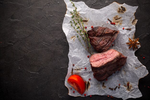 Gegrilde struisvogel steak met specerijen op zwart