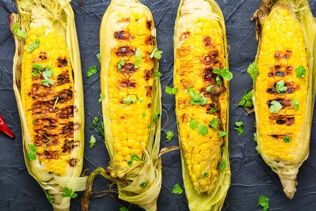 Gegrilde suikermaïs met saus en pikant.Zomer vegan snack