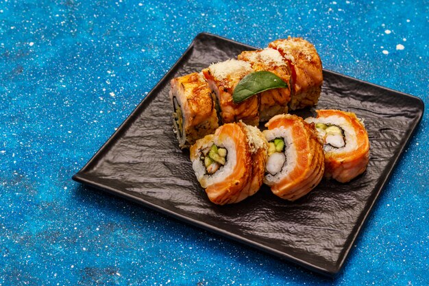Gegrilde sushi met tijgergarnalen. Japans of Koreaans broodje met verschillende verse ingrediënten. Nautische achtergrond