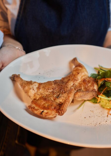 Gegrilde tabakskip op een witte plaat