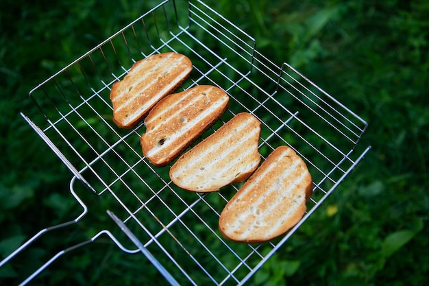 Gegrilde toast buiten op het rooster