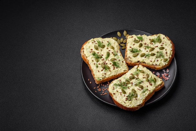 Gegrilde toast met avocadopasta, eieren, roomkaas, zout, specerijen en kruiden