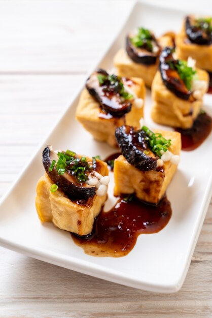 Gegrilde tofu met Shitake Mushroom en Golden Needle Mushroom