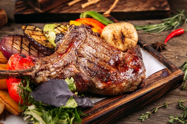 Gegrilde Tomahawk Biefstuk Met Groenten