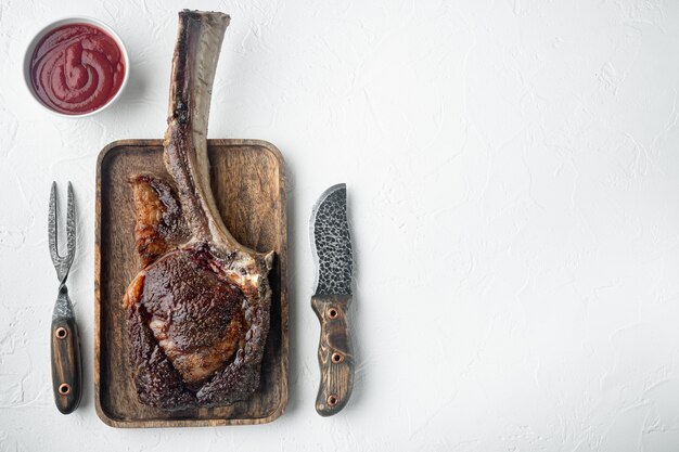 Gegrilde tomahawk biefstuk op houten serveerplank bovenaanzicht plat lag