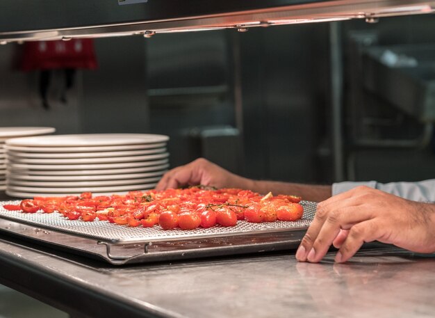 Gegrilde tomaten in moderne commerciële keuken