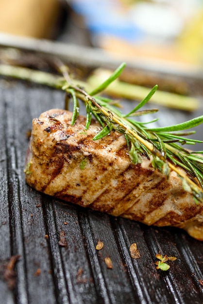 Foto gegrilde tonijnsteaks op de grill