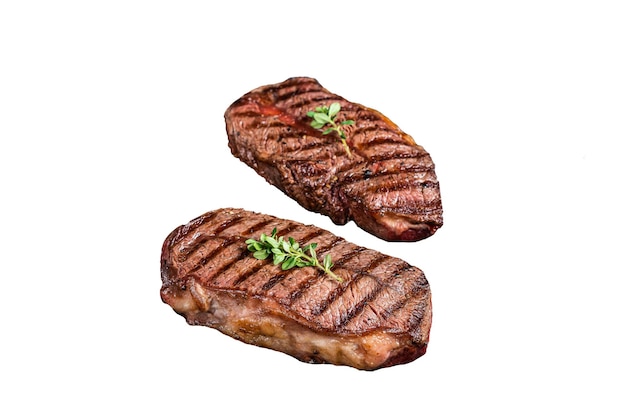 Gegrilde Top Blade of platte ijzeren rosbief vlees steaks op een koekenpan geïsoleerd op een witte achtergrond