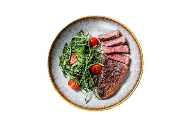 Gegrilde Top entrecote biefstuk vlees in plaat met groentesalade geïsoleerd op een witte achtergrond