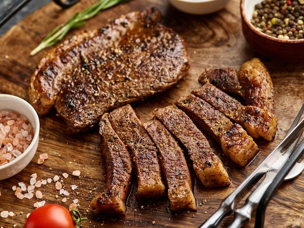 Gegrilde top entrecote of kop rump beef steak op houten bord Donkere achtergrond Picanha steak